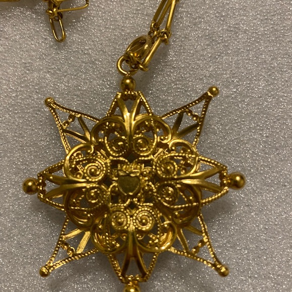 VSA Once Upon a Time Gold Starburst Necklace and Earrings - Picture 6 of 10